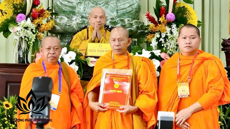 Hình Dáng Và Cấu Trúc Đặc Trưng Của Y Phục Nam Tông