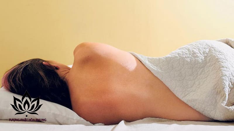 Giải mã điềm báo: Mơ thấy phụ nữ không mặc quần áo là điềm gì?