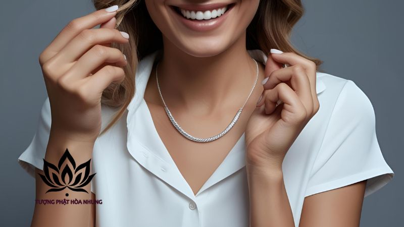 Nhặt Được Dây Chuyền Bạc Đánh Đề Con Gì? Giải Mã Chi Tiết 4 nam-mo-nhat-duoc-day-chuyen-bac