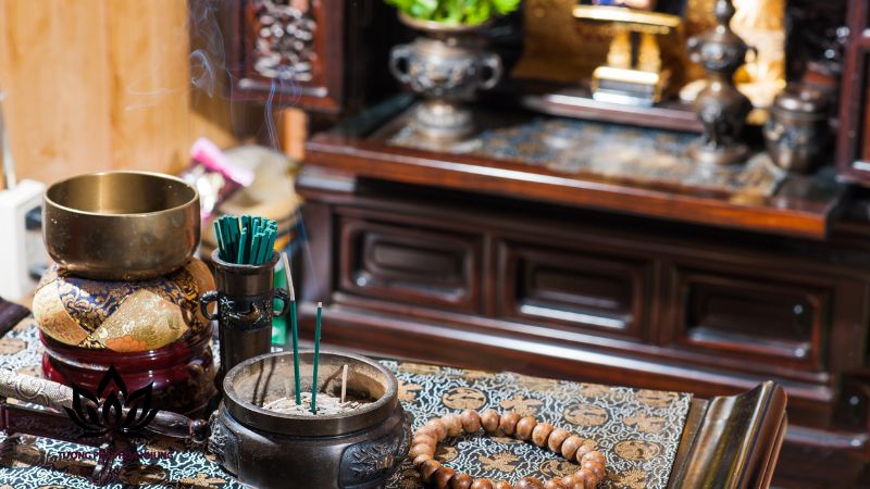 Hướng Bàn Thờ Là Hướng Nhìn Ra Hay Tựa Lưng? Giải Đáp Chi Tiết 2 tai-sao-can-xac-dinh-ro-huong-nhin-ra-va-huong-tua-lung-cua-ban-tho