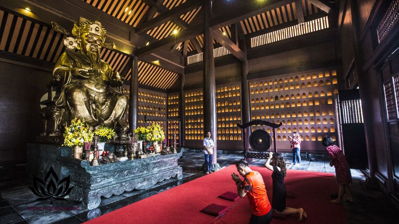 van-khan-cung-ngay-via-than-tai-chuan-nhat
