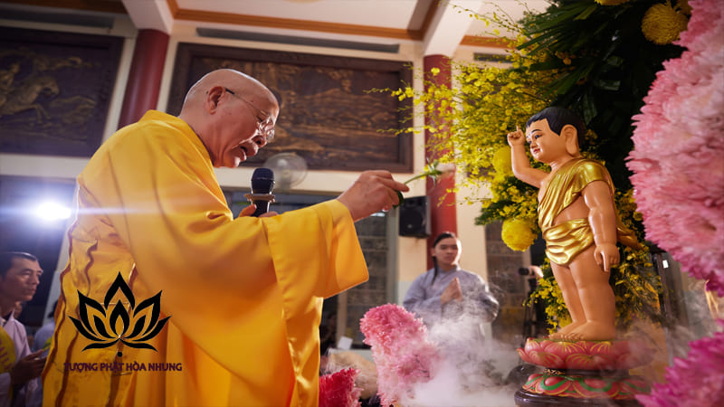 Tìm Hiểu Công Đức Tắm Phật Theo Giáo Lý